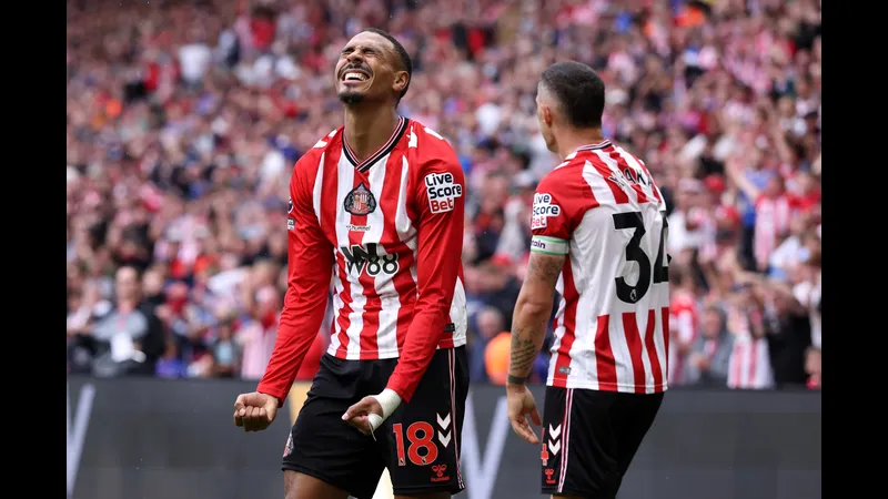 Brentford và Sunderland thi đấu trong trận bóng Brentford và Sunderland thi đấu trong trận bóng